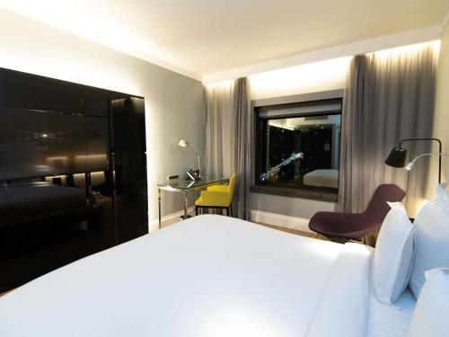 Habitación Executive con cama grande y vistas al parque del hotel Pullman Sao Paulo Ibirapuera. Foto 3
