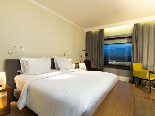 Habitación Executive con cama grande y vistas al parque del hotel Pullman Sao Paulo Ibirapuera. Foto 4