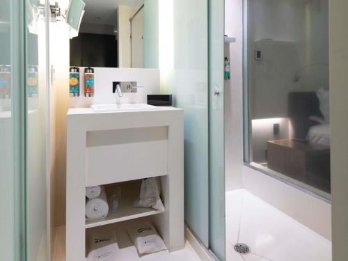 Habitación Executive con cama grande y vistas al parque del hotel Pullman Sao Paulo Ibirapuera. Foto 5