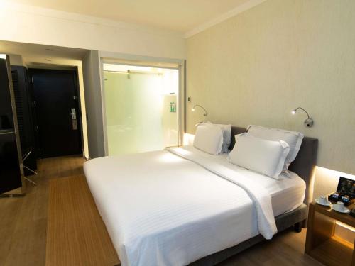 Habitación Executive con cama grande y vistas al parque del hotel Pullman Sao Paulo Ibirapuera. Foto 6