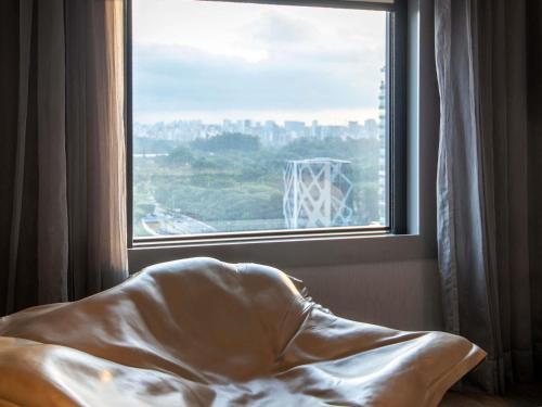 Suite Pullman vistas junto al Trousseau con vistas - Cama grande del hotel Pullman Sao Paulo Ibirapuera. Foto 3