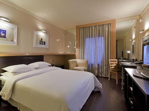 Habitación Superior con vistas a la ciudad - 1 cama grande del hotel Pullman Sao Paulo Ibirapuera. Foto 4