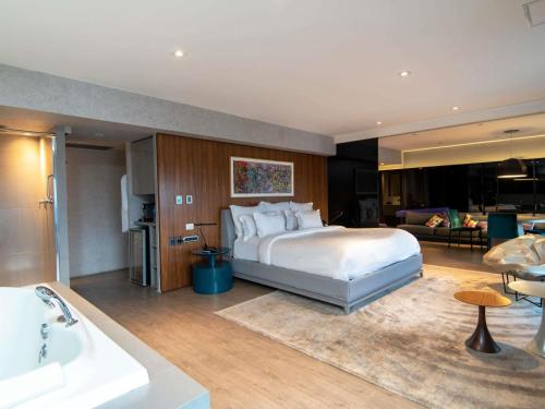 Suite Pullman vistas junto al Trousseau con vistas - Cama grande del hotel Pullman Sao Paulo Ibirapuera. Foto 5