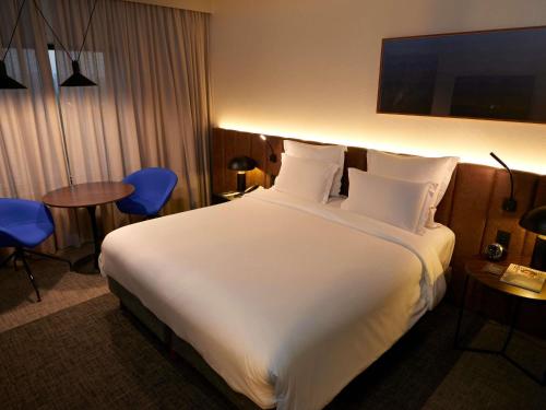 Habitación Premium Deluxe con cama grande y vistas a la ciudad del hotel Pullman Sao Paulo Ibirapuera. Foto 4
