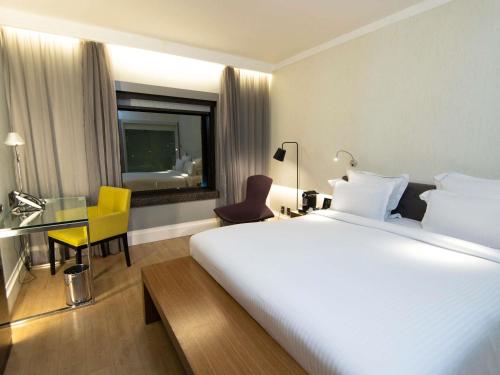 Habitación Executive con cama grande y vistas al parque del hotel Pullman Sao Paulo Ibirapuera. Foto 6