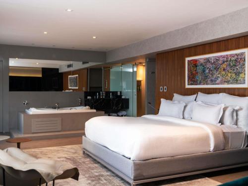 Suite Pullman vistas junto al Trousseau con vistas - Cama grande del hotel Pullman Sao Paulo Ibirapuera. Foto 5
