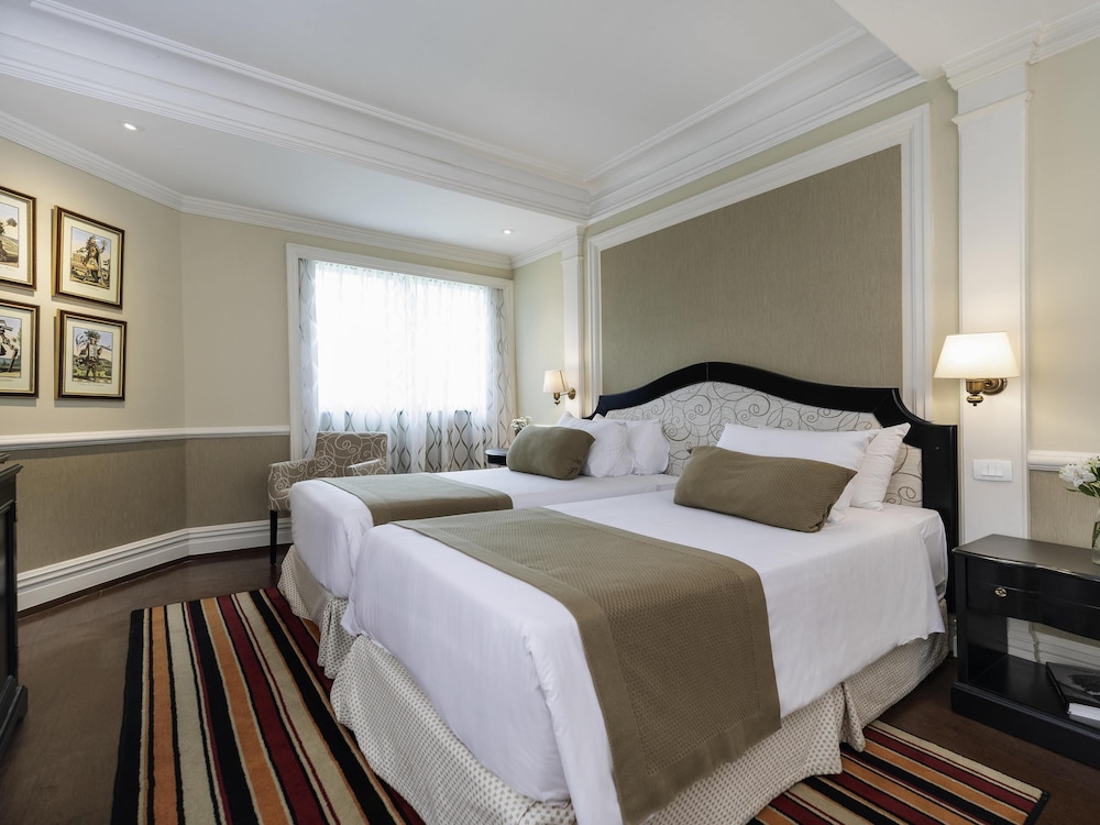 Habitación Deluxe con 2 camas individuales y balcón frente al Parque Ibirapuera del hotel Grand Mercure Sao Paulo Ibirapuera