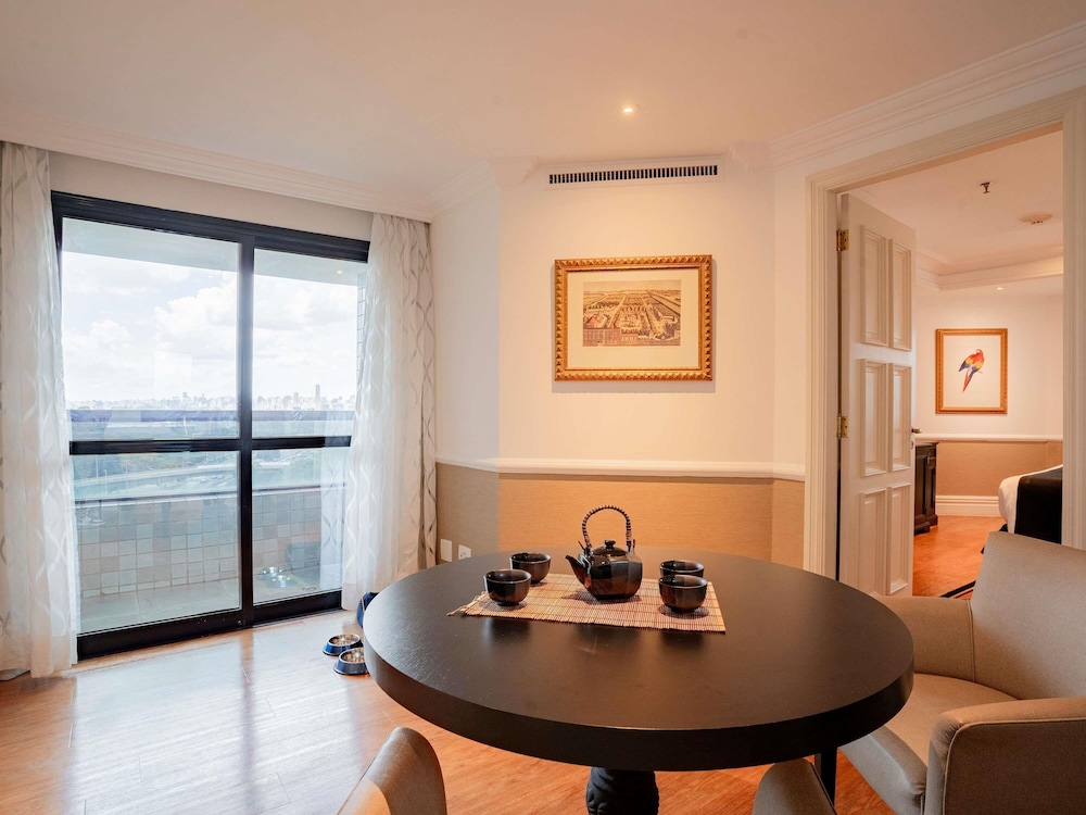 Habitación Deluxe con 2 camas individuales y balcón frente al Parque Ibirapuera del hotel Grand Mercure Sao Paulo Ibirapuera. Foto 1