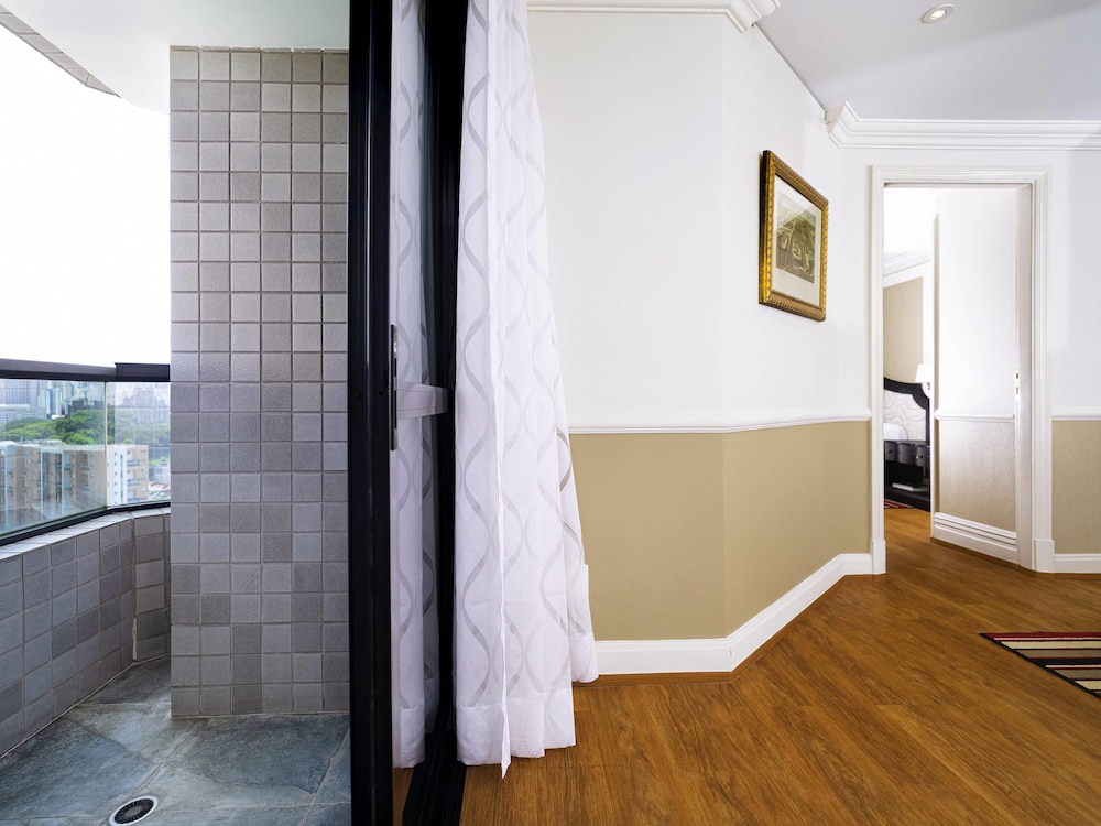Habitación Deluxe con 2 camas individuales y balcón frente al Parque Ibirapuera del hotel Grand Mercure Sao Paulo Ibirapuera. Foto 4