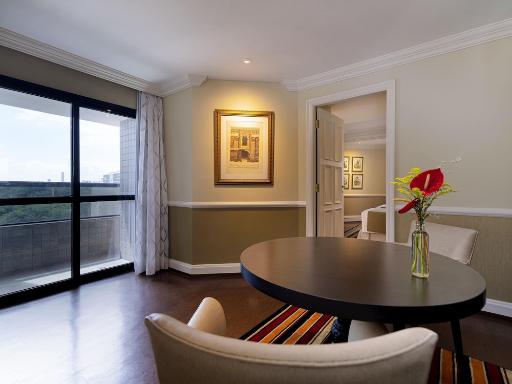 Habitación Deluxe con 2 camas individuales y balcón frente al Parque Ibirapuera del hotel Grand Mercure Sao Paulo Ibirapuera. Foto 5