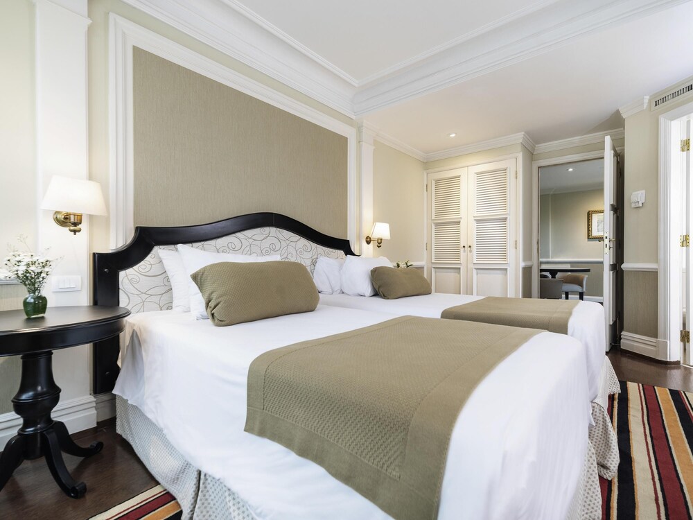 Habitación Deluxe con 2 camas individuales y balcón frente al Parque Ibirapuera del hotel Grand Mercure Sao Paulo Ibirapuera. Foto 6