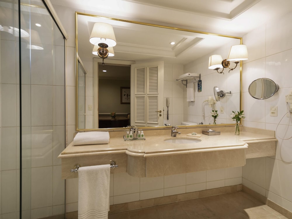 Habitación Superior con una cama doble del hotel Grand Mercure Sao Paulo Ibirapuera. Foto 6