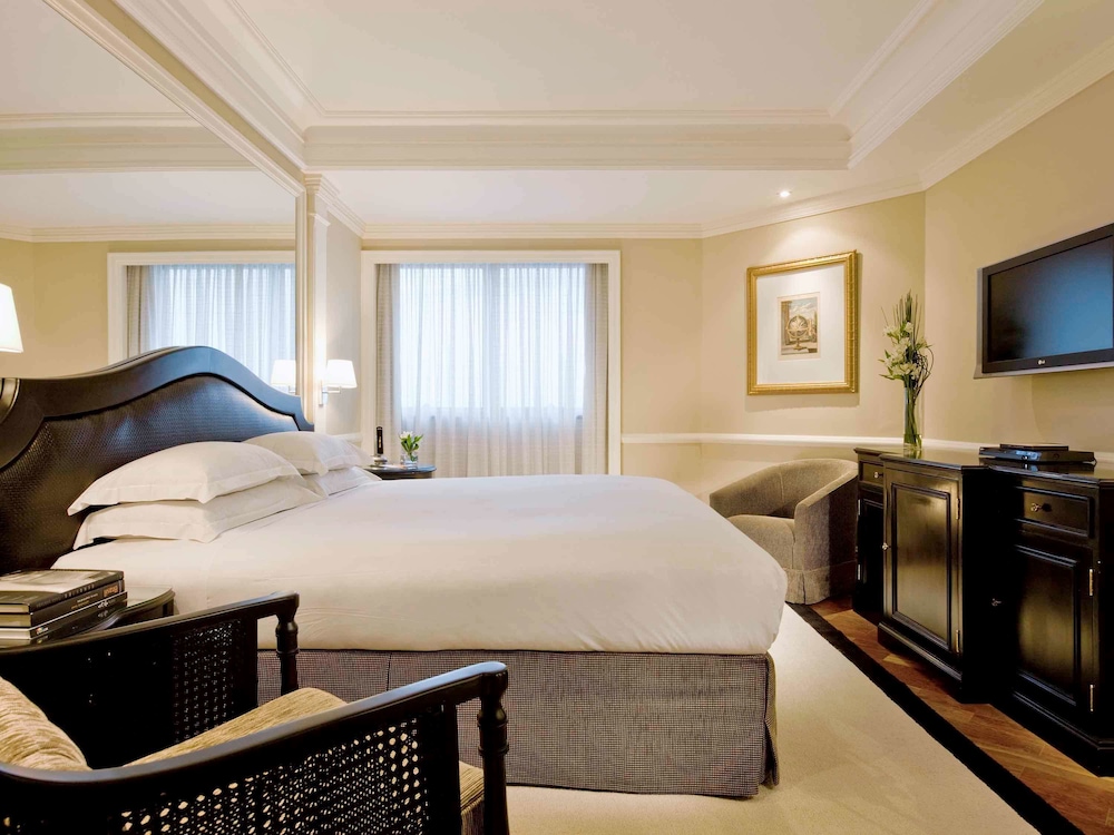 Habitación Deluxe con cama doble y balcón frente al Parque Ibirapuera del hotel Grand Mercure Sao Paulo Ibirapuera. Foto 2