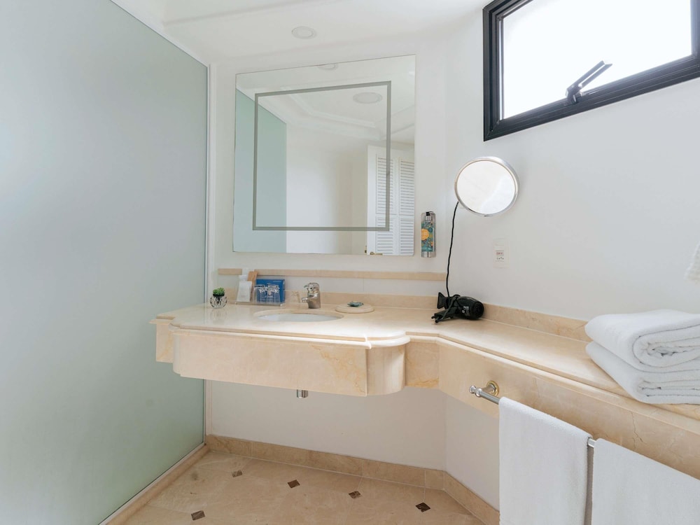 Habitación Deluxe con cama doble y balcón frente al Parque Ibirapuera del hotel Grand Mercure Sao Paulo Ibirapuera. Foto 4