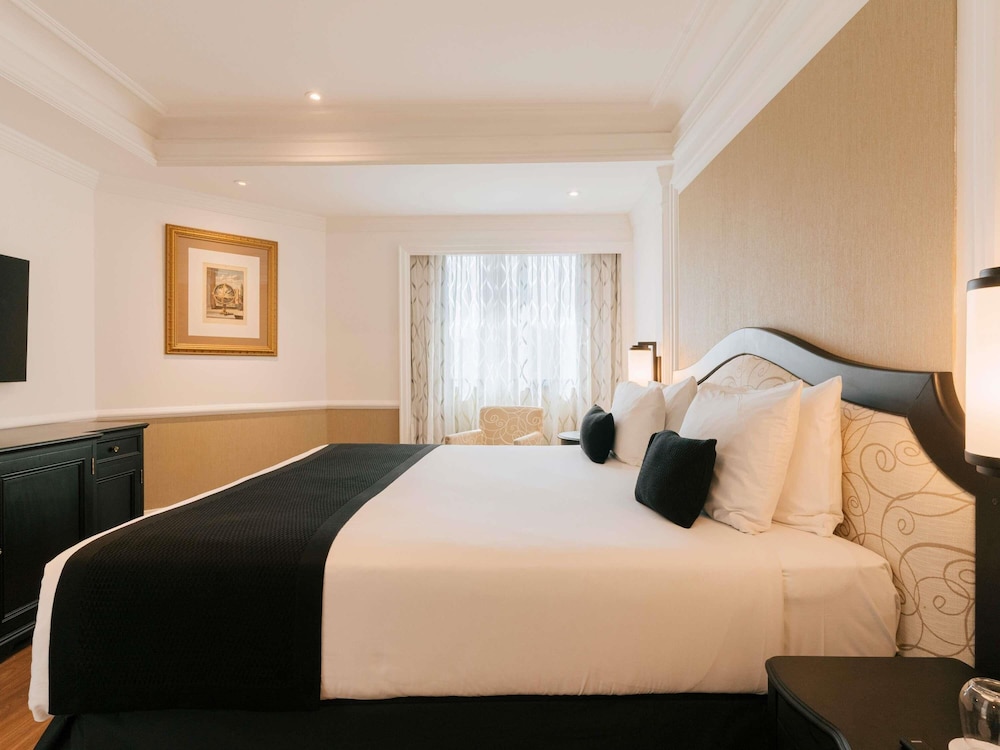Habitación Deluxe con cama doble y balcón frente al Parque Ibirapuera del hotel Grand Mercure Sao Paulo Ibirapuera. Foto 9