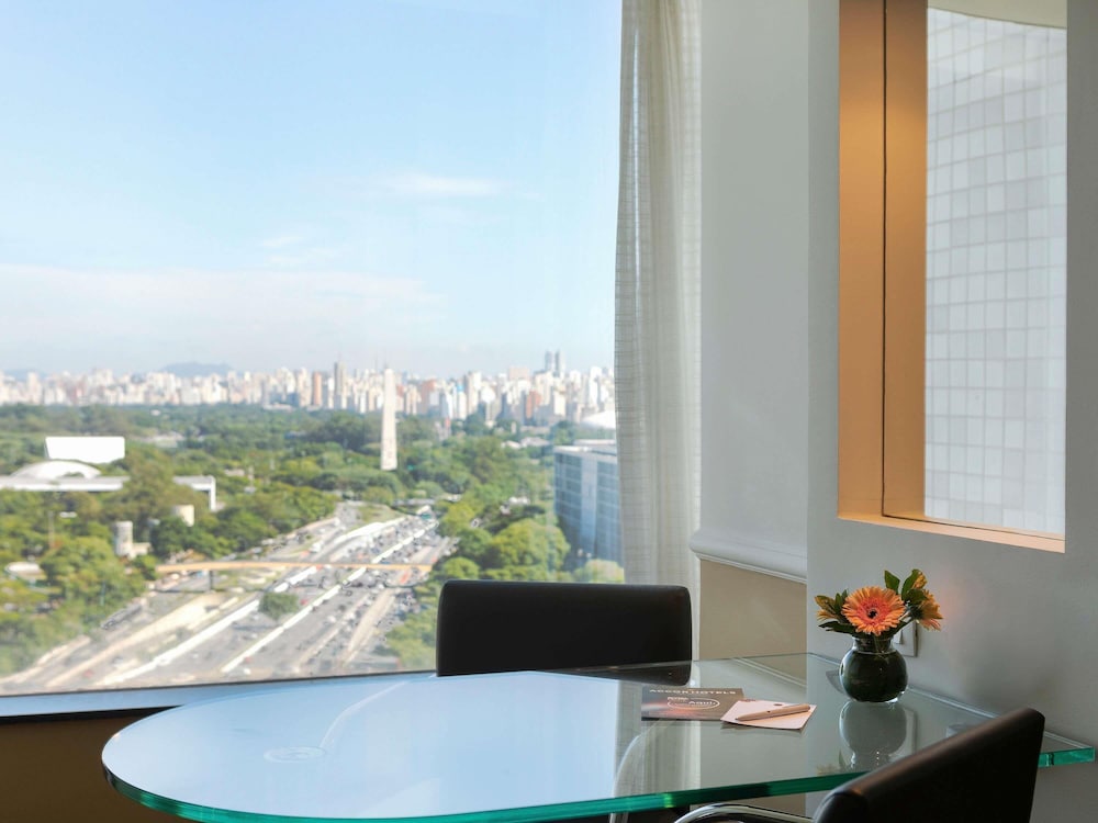 Suite Junior con una cama king size y vistas al parque del hotel Grand Mercure Sao Paulo Ibirapuera
