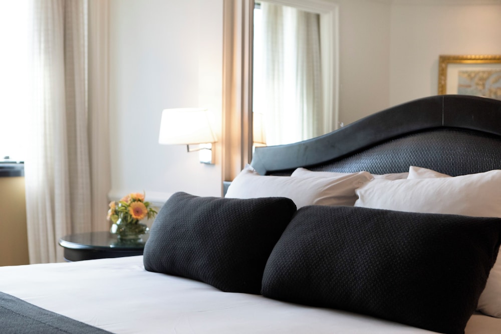 Suite Junior con una cama king size y vistas al parque del hotel Grand Mercure Sao Paulo Ibirapuera. Foto 3