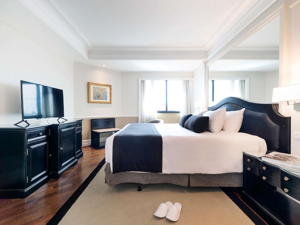 Suite Junior con una cama king size y vistas al parque del hotel Grand Mercure Sao Paulo Ibirapuera. Foto 4