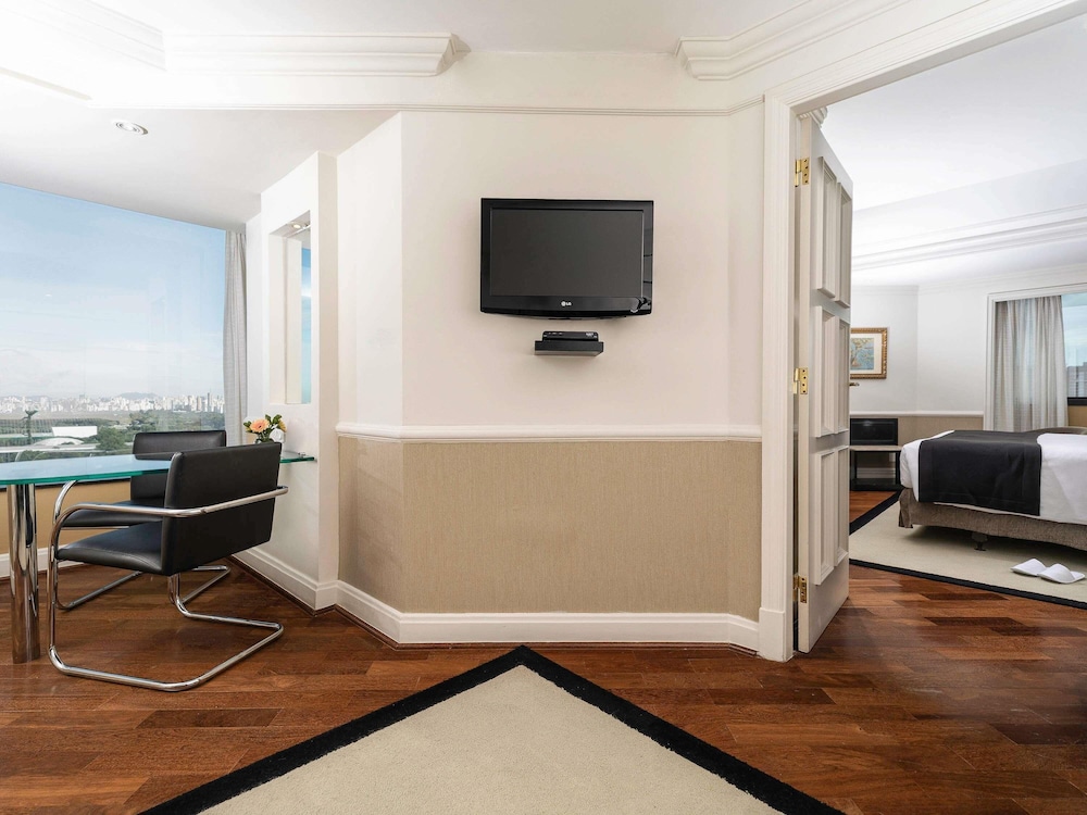 Suite Junior con una cama king size y vistas al parque del hotel Grand Mercure Sao Paulo Ibirapuera. Foto 5