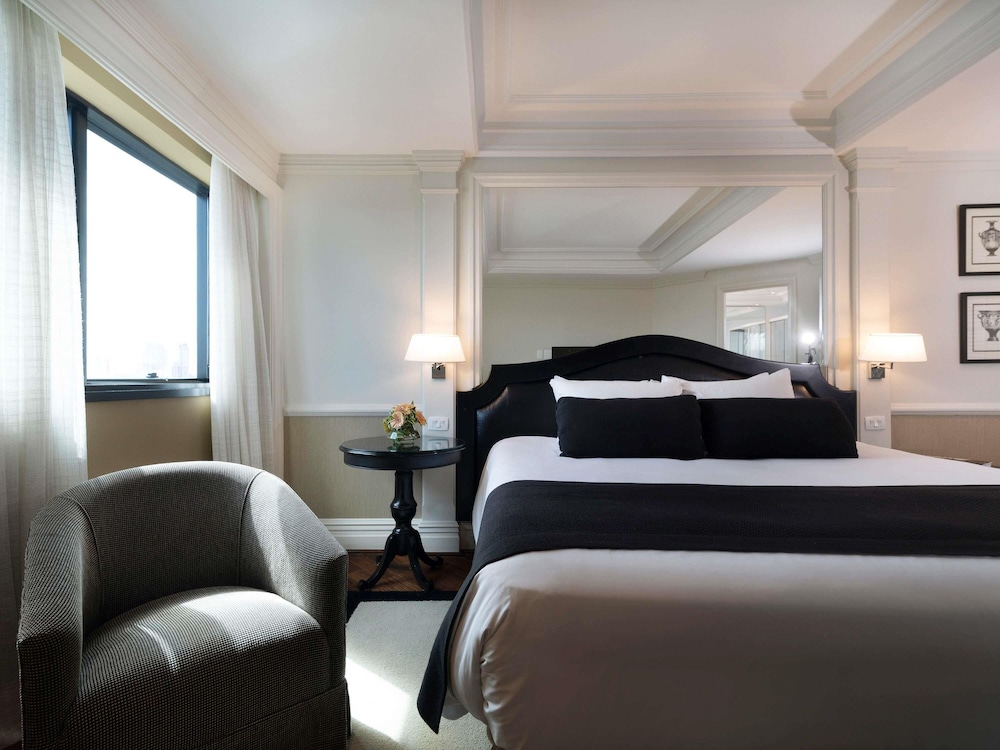 Suite Junior con una cama king size y vistas al parque del hotel Grand Mercure Sao Paulo Ibirapuera. Foto 8