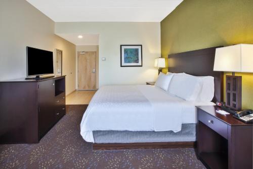 Habitación Estándar - Cama extragrande del hotel Holiday Inn Express & Suites Geneva Finger Lakes. Foto 2