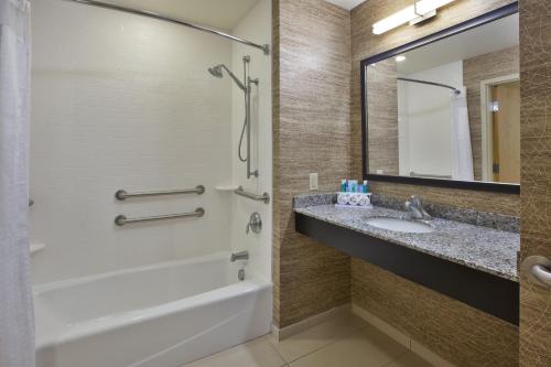 Suite with Two Queen Beds - Communications Access del hotel Holiday Inn Express & Suites Geneva Finger Lakes