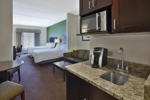Suite with Two Queen Beds - Communications Access del hotel Holiday Inn Express & Suites Geneva Finger Lakes. Foto 1