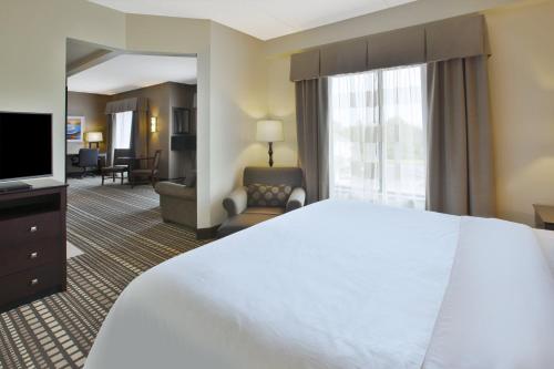 Suite con bañera de hidromasaje y cama extragrande del hotel Holiday Inn Express & Suites Geneva Finger Lakes. Foto 2