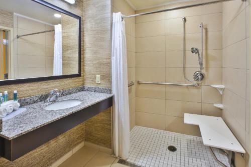 Habitación Estándar con 2 camas grandes y ducha accesible en silla de ruedas - Adaptada para personas con movilidad reducida del hotel Holiday Inn Express & Suites Geneva Finger Lakes. Foto 1