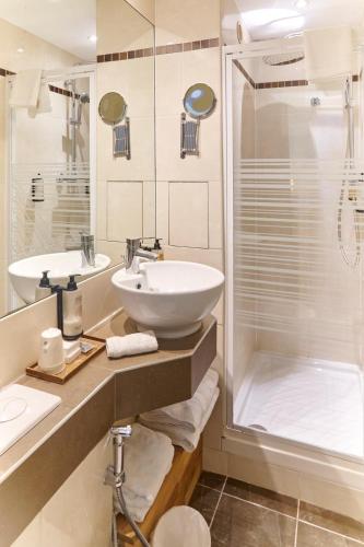 Habitación Triple del hotel Poussin. Foto 3