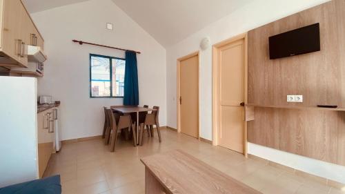 Apartamento de 1 dormitorio con balcón del hotel Casthotels Fuertesol Bungalows. Foto 1