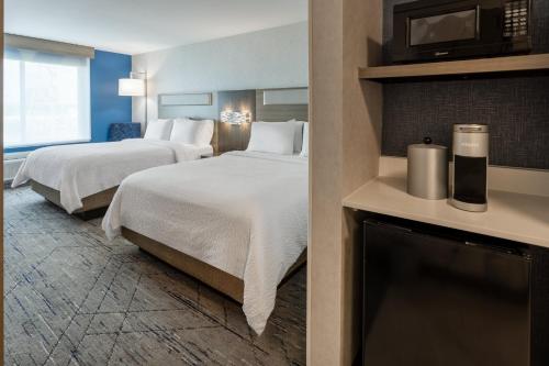 Habitación Estándar con bañera adaptada para personas con discapacidad - 2 camas grandes del hotel Holiday Inn Express & Suites Dewitt - Syracuse. Foto 4
