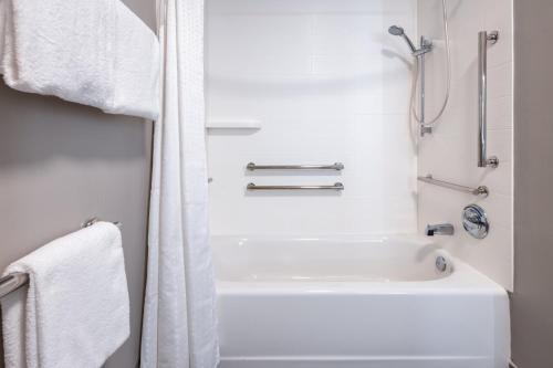 Habitación Estándar con bañera adaptada para personas con discapacidad - Cama extragrande del hotel Holiday Inn Express & Suites Dewitt - Syracuse. Foto 3
