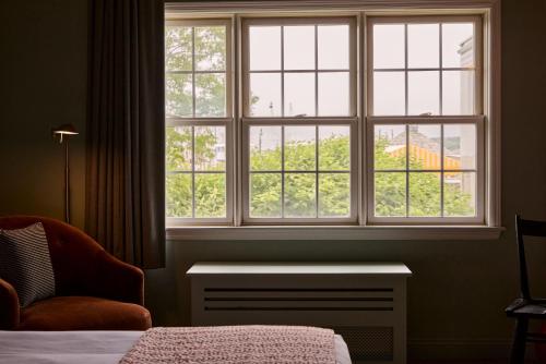 Alojamiento con cama extragrande y vistas al puerto del hotel The Harborfront Inn. Foto 2