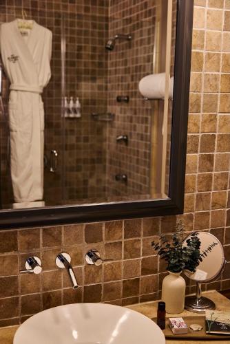 Alojamiento con cama extragrande y vistas al puerto del hotel The Harborfront Inn. Foto 6