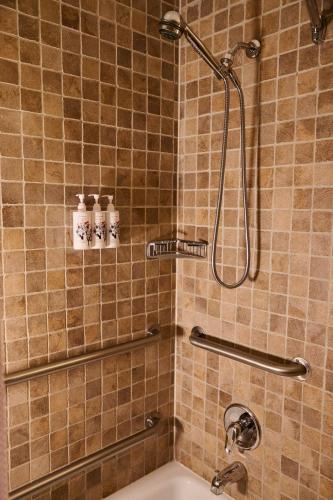 Alojamiento adaptado para personas con discapacidad - Cama extragrande del hotel The Harborfront Inn. Foto 3