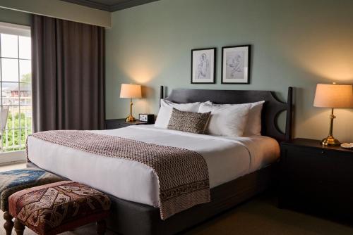 Alojamiento adaptado para personas con discapacidad - Cama extragrande del hotel The Harborfront Inn. Foto 5