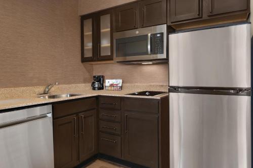 Estudio con cama extragrande y sofá cama del hotel Residence Inn By Marriott Buffalo Galleria Mall. Foto 2