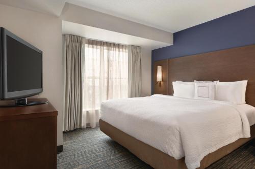 Estudio con cama extragrande - Adaptado para personas con discapacidad auditiva del hotel Residence Inn By Marriott Buffalo Galleria Mall. Foto 1