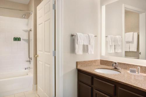 Estudio con cama extragrande - Adaptado para personas con discapacidad auditiva del hotel Residence Inn By Marriott Buffalo Galleria Mall. Foto 3
