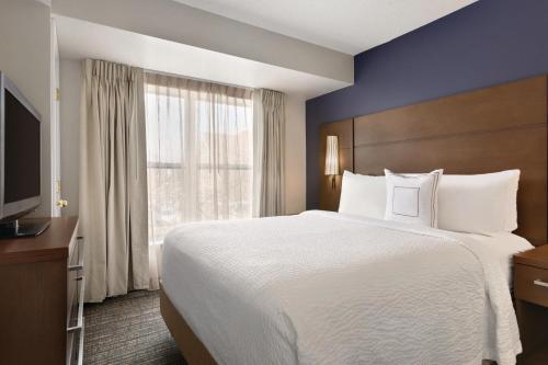 Suite de 1 dormitorio con cama Queen del hotel Residence Inn By Marriott Buffalo Galleria Mall. Foto 1