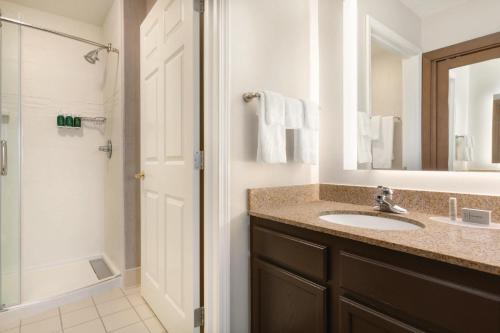 Suite de 1 dormitorio con cama Queen del hotel Residence Inn By Marriott Buffalo Galleria Mall. Foto 3