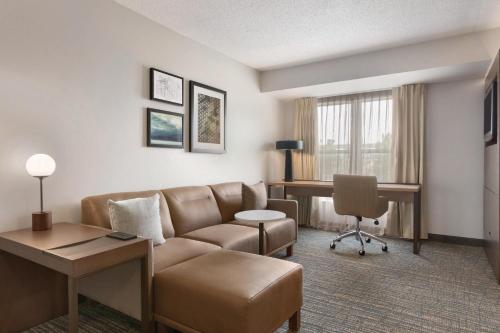Suite de 1 dormitorio con cama queen y adaptada para personas con discapacidad auditiva del hotel Residence Inn By Marriott Buffalo Galleria Mall