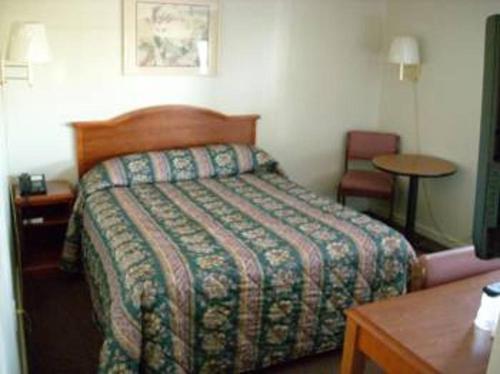 Habitación - No fumadores - Cama grande del hotel Royal Inn. Foto 2