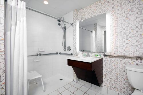 Habitación Doble con bañera adaptada para personas de movilidad reducida - No fumadores del hotel Holiday Inn Binghamton-downtown Hawley Street