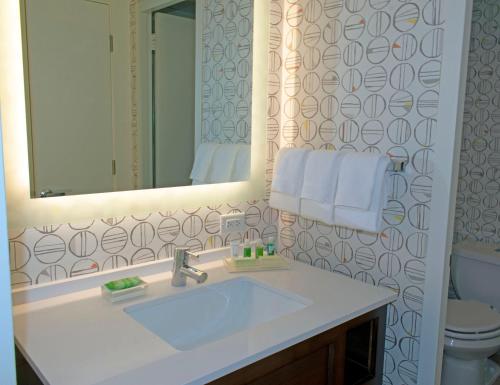 Suite con cama extragrande del hotel Holiday Inn Binghamton-downtown Hawley Street