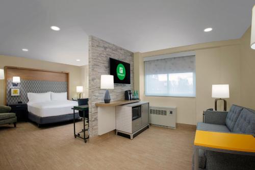 Suite con cama extragrande del hotel Holiday Inn Binghamton-downtown Hawley Street. Foto 2