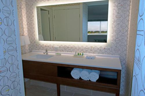 Suite con cama extragrande del hotel Holiday Inn Binghamton-downtown Hawley Street. Foto 3