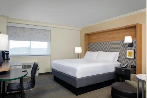 Suite con cama extragrande y bañera - Adaptada para personas de movilidad reducida - No fumadores del hotel Holiday Inn Binghamton-downtown Hawley Street. Foto 5