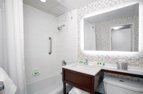 Habitación adaptada para personas con movilidad reducida - Cama grande del hotel Holiday Inn Binghamton-downtown Hawley Street. Foto 1